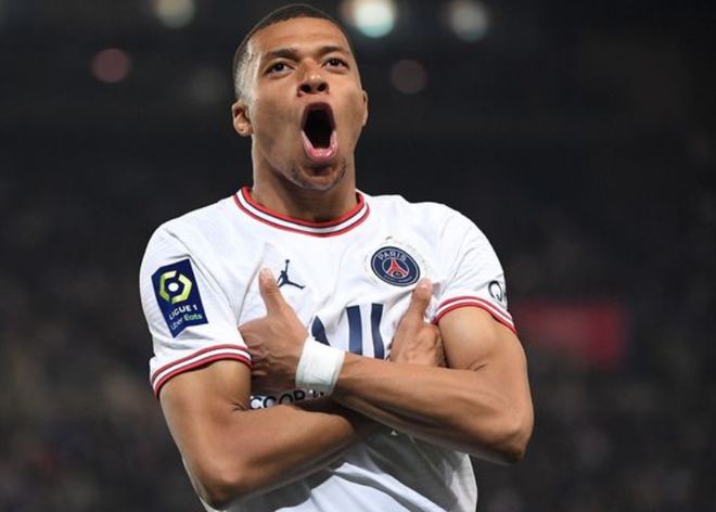 表达不满，客战富勒姆时切尔西球迷拉起“BlueCo Out”旗帜